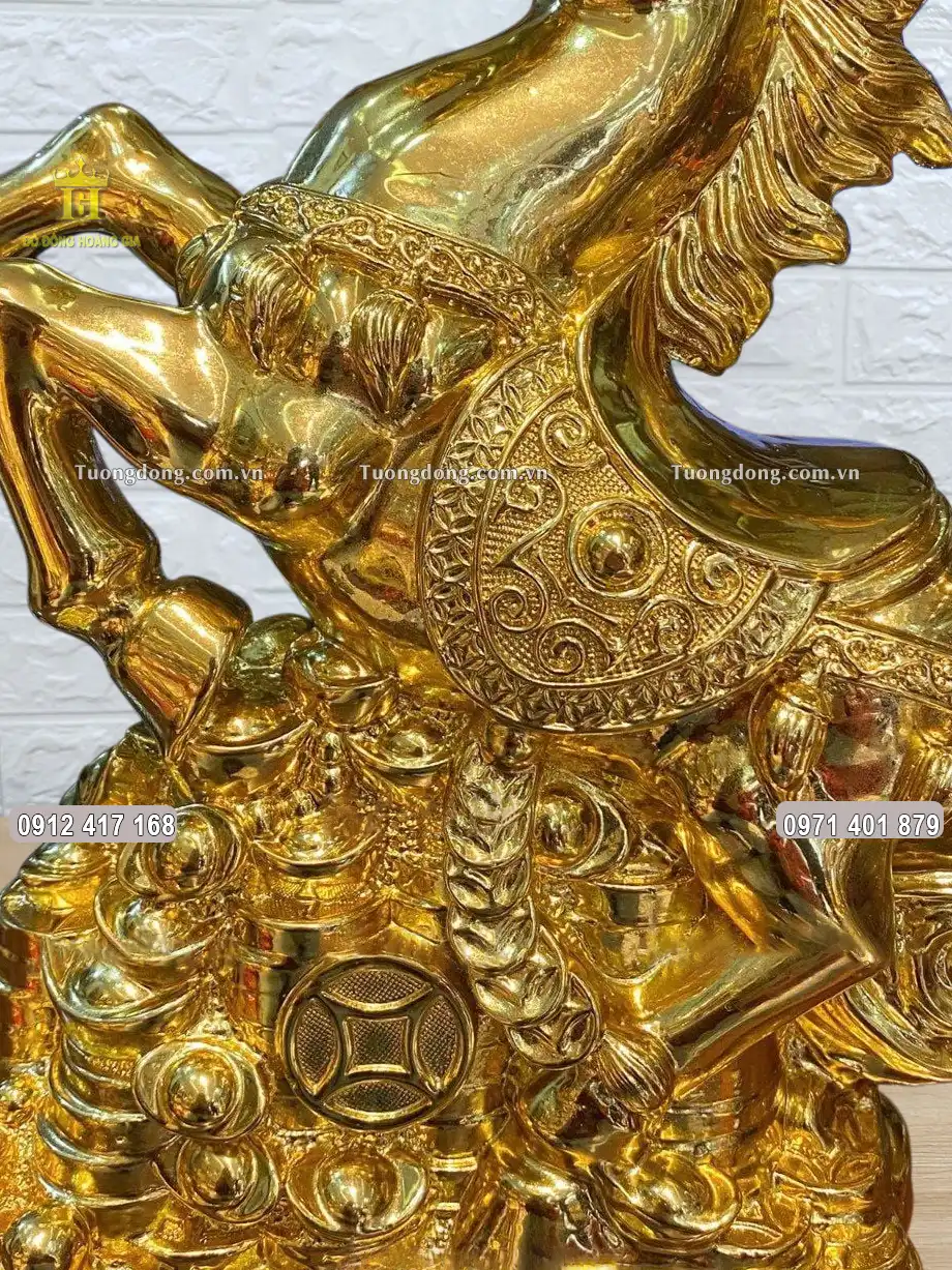 Từng họa tiết hoa văn được chạm khắc sắc nét